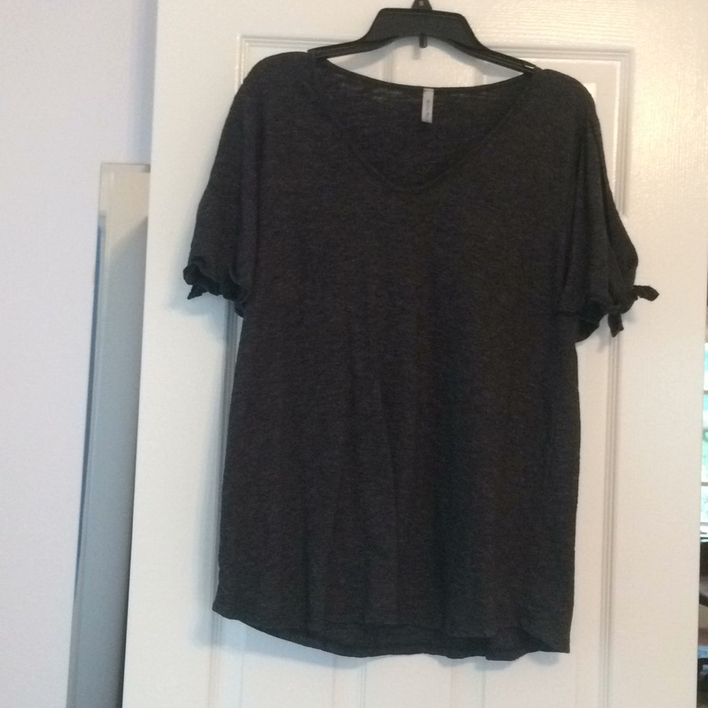 Short sleeves peek of arm with tie